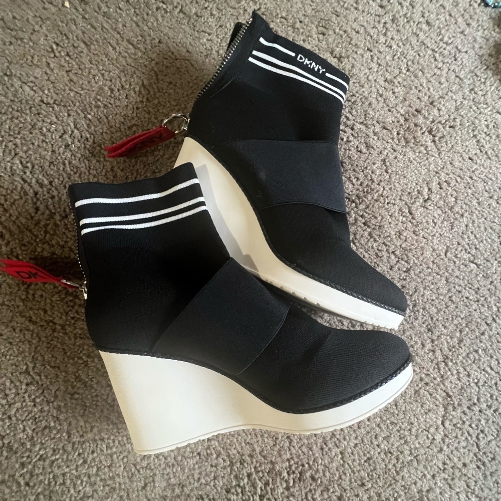 These DKNY heel boots are very stylish and pretty.